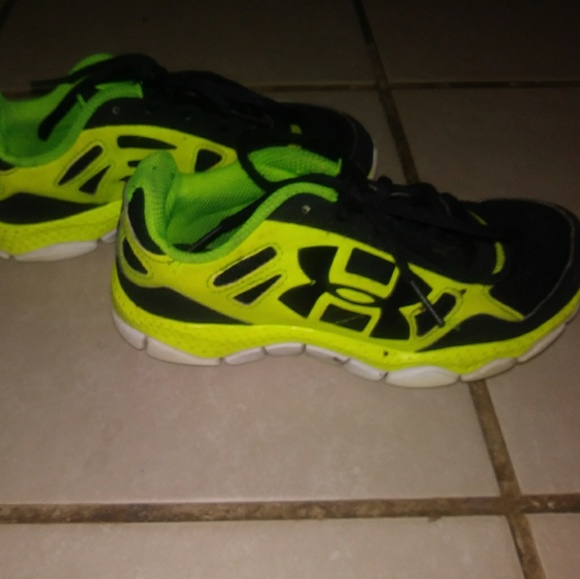 kids under armour tennis shoes